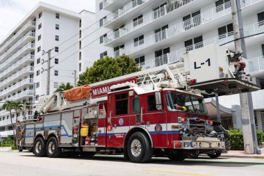 Miami, Florida, ABD - 12 Temmuz 2025 Miami Sahil İtfaiyesi. İtfaiye aracı. Miami 'de itfaiye. Dışarıda büyük bir itfaiye aracı var. İtfaiye aracı, yan görüş.