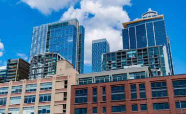 İş bölgesindeki gökdelen binasının manzarası. Gökdelenin şehir mimarisi. Şehir manzaralı bir şehir. Gökdelen şehir manzarası. Şehir merkezindeki modern şehir. İş şehri.