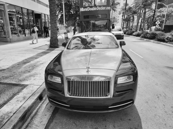 Miami Beach, Florida USA - 8 Haziran 2024: 2014 Rolls-Royce Wraith lüks arabası Miami Beach 'te. Rolls Royce, İngiliz lüks araba markası. ön görünüm