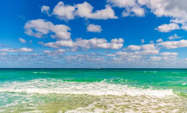 Deniz doğası ile sakin bir ufuk. Deniz manzarasında romantik bir yaz tatili. Günbatımı denizi ve deniz manzarası. Deniz ufku manzarası. Yaz tatilinde bulutlu gökyüzü ve deniz manzarası. Deniz ufkuyla gökyüzü. Egzotik cennet.