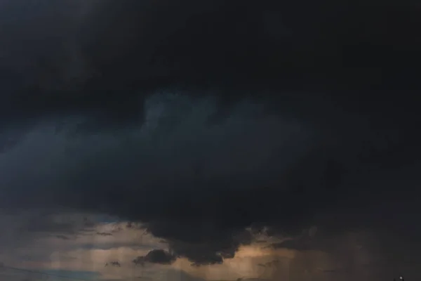 Svarta Regnmoln Himlen Stormlös Regn Och Mörka Moln Dåligt Väder — Stockfoto