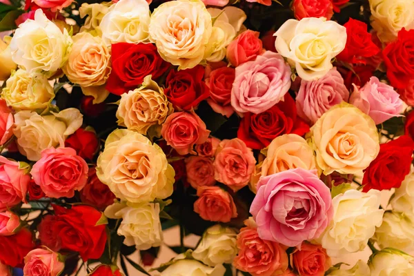 Ein Strauß Rosen Ein Großer Blumenstrauß Bunte Rosen Zarter Hochzeitsstrauß lizenzfreie Stockfotos