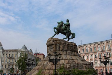 Ukraynalı Hetman 'ın heykeli Bohdan Khmelnytskyi mavi gökyüzüne karşı ata biniyor. Ukrayna tarihi. Bronz heykel. Olağanüstü bir figürün heykeli. Tarihsel kişilik.