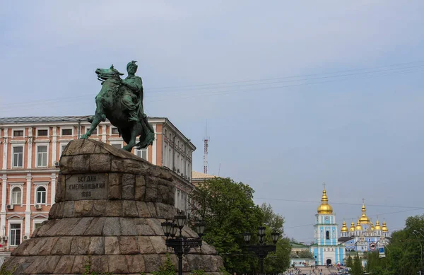 Socha Ukrajinského Hetmana Bohdana Khmelnytského Koni Pozadí Modrého Kostela Zlatými — Stock fotografie