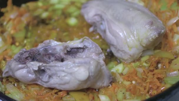 Lägga Till Kyckling Ryggar Billigt Kött Till Grönsaker Stekta Panna — Stockvideo