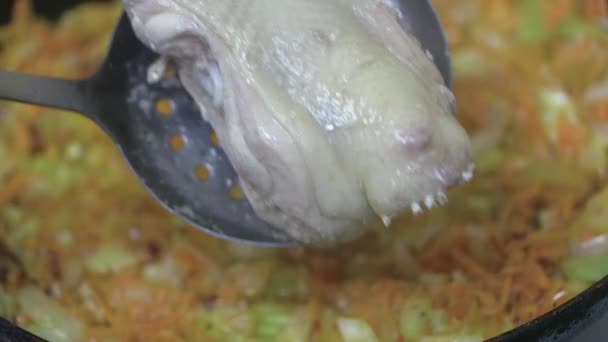 Додавання Курячих Спинок Дешевого Яса Овочів Обсмажених Сковороді Соняшниковій Олії — стокове відео