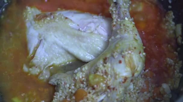Añadir Agua Pierna Pollo Frito Con Arroz Fino Aceite Girasol — Vídeos de Stock
