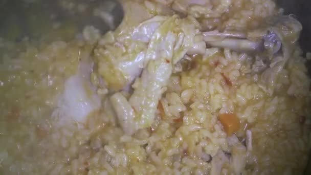 Gotowanie Amatorskie Pilaf Małego Ryżu Nogi Kurczaka Kotle Zbliżenie — Wideo stockowe