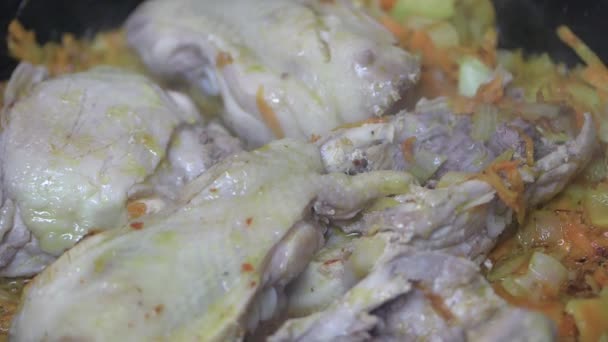 Rühren Mit Einem Löffel Hühnerrücken Fleisch Für Die Armen Einer — Stockvideo