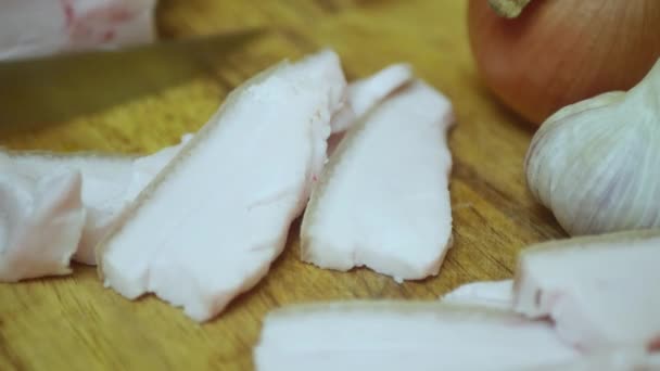 Tangan Dengan Pisau Memotong Potongan Lemak Babi Segar Papan Potong — Stok Video