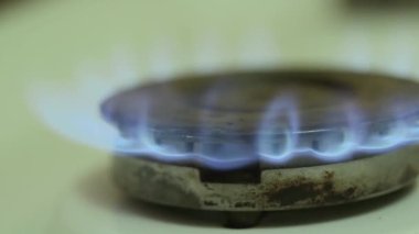  Gaz ocağında, ocakta, makroda, yan görüşte yanan doğal gaz..