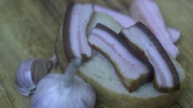 El ekmeğin üzerine sarımsak koyar..