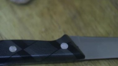  Tütsülenmiş domuz yağı ve sarımsaklı beyaz ekmek bir bıçağın yanındaki tahta tahtada.