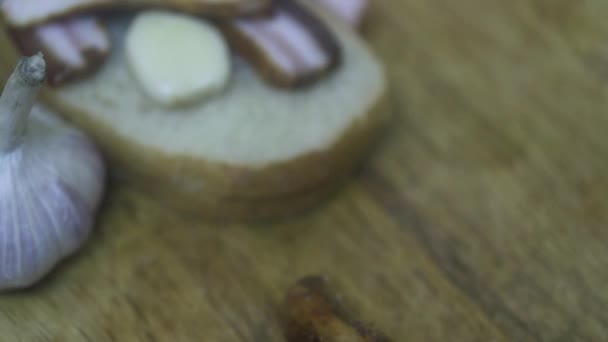 木の板の上にラードとニンニクを盛ったパン — ストック動画