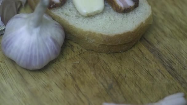 板の上にスモークラードとニンニクのパン — ストック動画