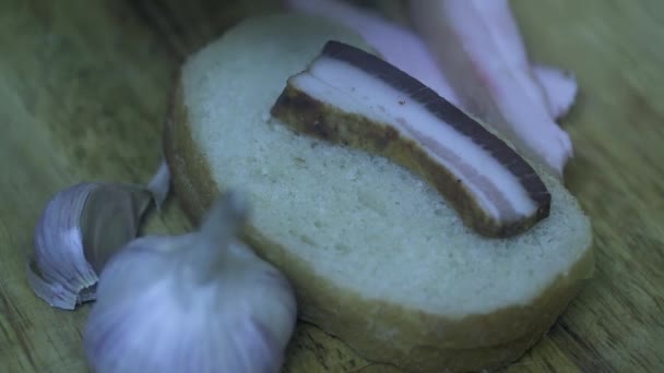 料理人の手によってスモークラードとニンニクがパンに盛られ — ストック動画