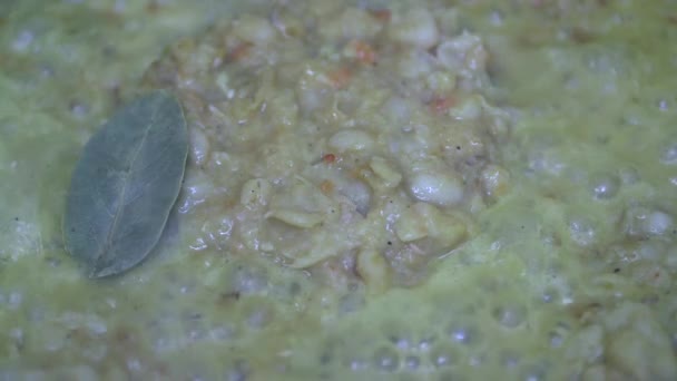 Yapımı Fasulye Yemeklerine Körfez Yaprağı Kara Biber Ekliyorum Bir Tavada — Stok video