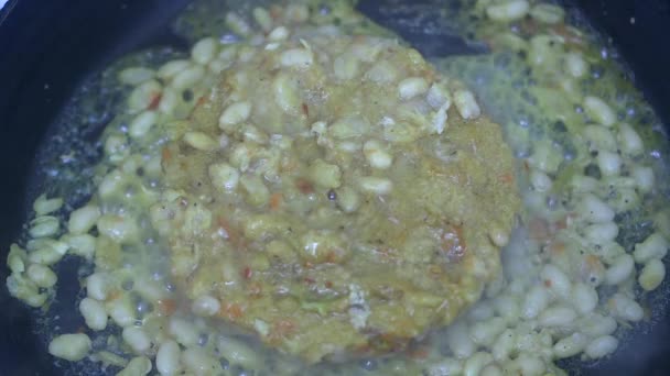 부엌에 프라이팬에서 재가열하고 콩으로 집에서 클로즈업 — 비디오