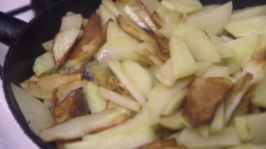 Kızarmış tavada patates kızartması.