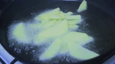 Kızartma için kızgın yağlı tavaya doğranmış patates ekleyin.