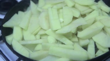  Tavada kızartılmış çiğ patates, yakın plan.