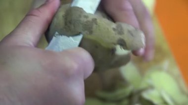 Aşçının elleri bıçakla büyük bir patatesi soyuyordu..