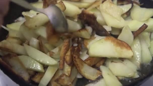 Ένα Κουτάλι Ανακατεύει Πατάτες Κρούστα Ένα Τηγάνι Κοντινό Πλάνο Πάνω — Αρχείο Βίντεο