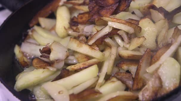 Kartoffeln Scheiben Geschnitten Mit Einer Kruste Einer Pfanne Braten Nahaufnahme — Stockvideo