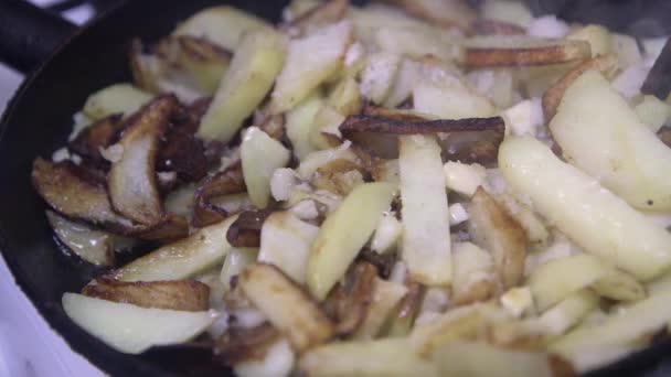 요리사는 식욕을 돋우는 감자를 프라이팬에 뚜껑을 프라이팬에 넣는다 — 비디오