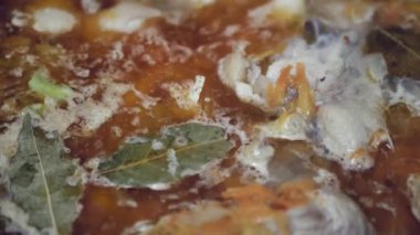  Etli kaynamış çorba ve defne yaprağı, yakın plan..