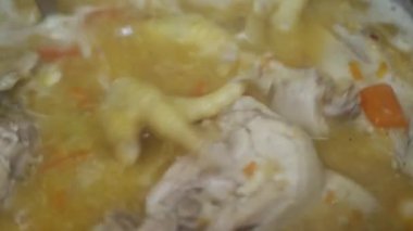 Mercimek çorbası ve ucuz tavuk ayağı, üst manzara..