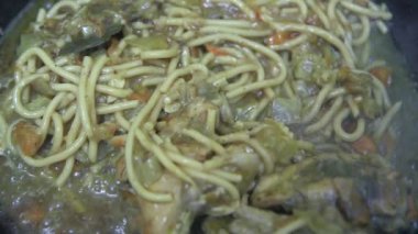 Makarna ve etli sos kızartma tavasında ısıtılır, yakın plan.