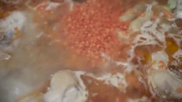 Rote Linsen Billiger Hühnerfüßesuppe Hinzufügen Nahaufnahme Draufsicht — Stockvideo