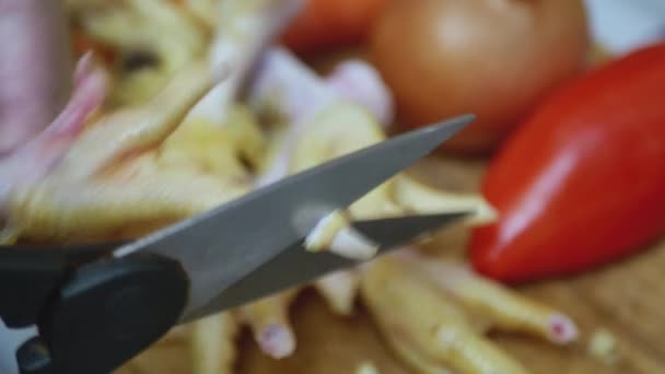 Руки Кухаря Ріжуть Кігті Курячих Ногах Кухонними Ножицями Приготування Супу — стокове відео