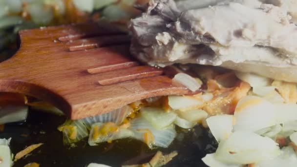 Mezclando Cebollas Picadas Zanahorias Picadas Con Carne Una Sartén Cerca — Vídeos de Stock