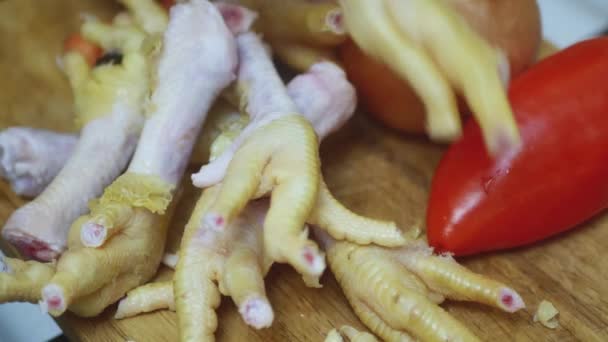 Руки Шеф Кухаря Збирають Курячі Ноги Обробної Дошки Приготування Бюджетного — стокове відео
