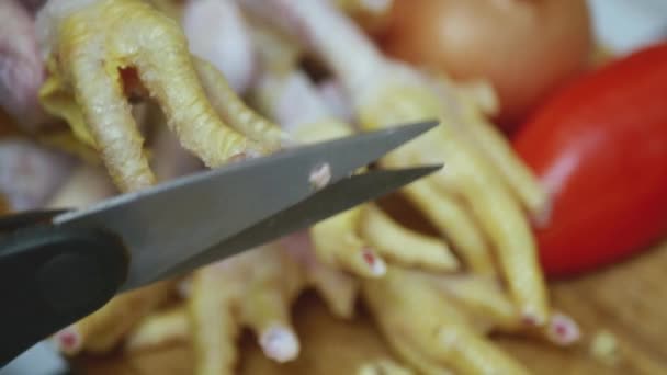 Руки Шеф Кухаря Розрізали Кігті Курячих Ногах Кухонними Ножицями Щоб — стокове відео