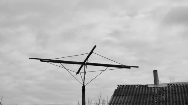 Boş Bir Güvercin Anteninin Zaman Çizelgesi Eski Çatının Yanındaki Hareket — Stok video