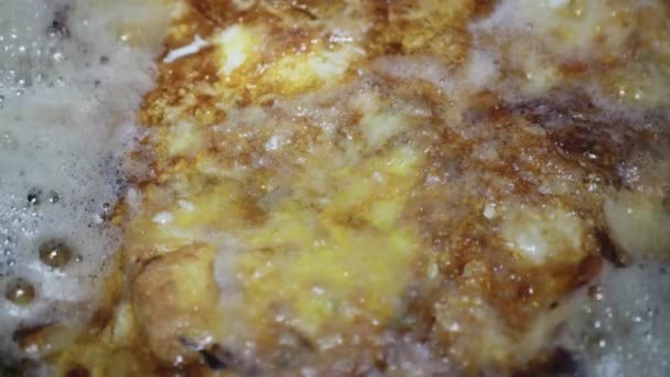 Scheibenkäse Zum Spiegelei Omelett Einer Pfanne Hinzufügen Nahaufnahme — Stockvideo