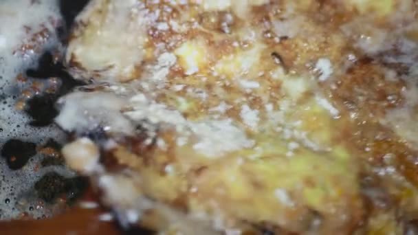 Appetitliche Hühnerei Omelett Mit Zwiebeln Und Käse Wird Einer Pfanne — Stockvideo