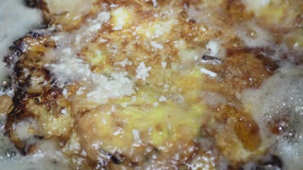Hühnerei Omelett Mit Zwiebeln Und Käse Wird Einer Pfanne Gebraten — Stockvideo