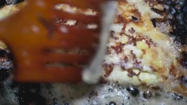 Tortilla Apetitosa Del Huevo Gallina Con Cebolla Queso Fríe Sartén — Vídeo de stock