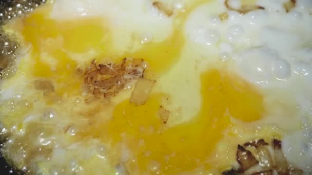 Omlet Jajkiem Smażonym Cebulą Patelni Zbliżenie — Wideo stockowe