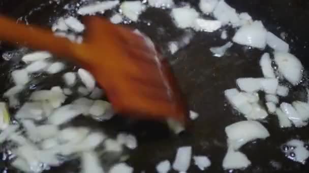 Деревянная Ложка Помешивает Лук Чеснок Кипящем Подсолнечном Масле Крупным Планом — стоковое видео