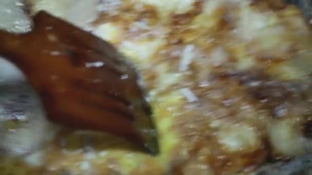 Hühnerei Omelett Mit Zwiebeln Und Käse Wird Einer Pfanne Gebraten — Stockvideo