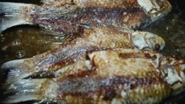  Tatlı su balığı kızartma tavasında kızarır, makro..