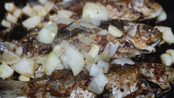 Soğan Sarımsaklı Tavada Kızartılmış Hamurlu Balık — Stok video