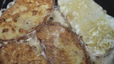 Tahta kaşık, yumurta ve peynirde kızarmış ekmeğe dönüşür..