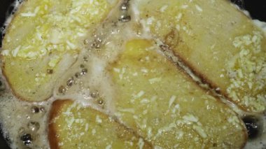  Tavuk yumurtasına batırılmış ekmek parçaları ve kızarmış peynir kızartma tavası, yakın çekim, üst manzara.