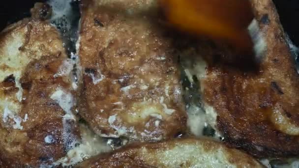 Ein Kochlöffel Überprüft Die Bereitschaft Frittiertes Brot Braten Von Oben — Stockvideo